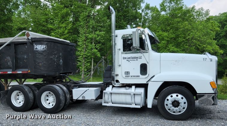 image for item DI1225 2000 Freightliner FLD120  semi truck