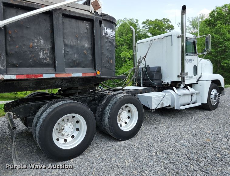 image for item DI1225 2000 Freightliner FLD120  semi truck