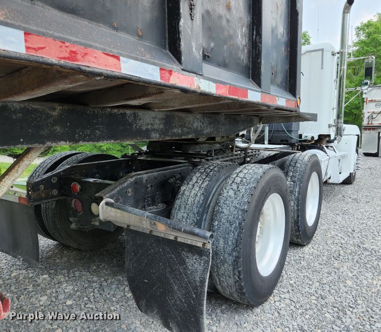 image for item DI1225 2000 Freightliner FLD120  semi truck