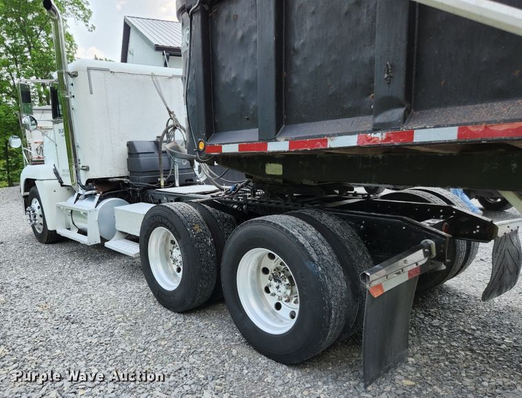 image for item DI1225 2000 Freightliner FLD120  semi truck