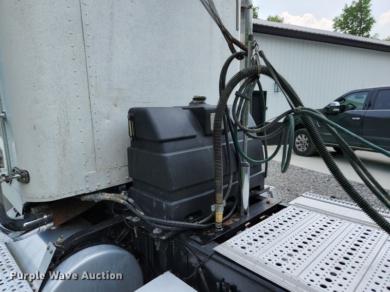 image for item DI1225 2000 Freightliner FLD120  semi truck