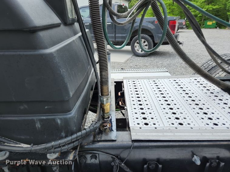 image for item DI1225 2000 Freightliner FLD120  semi truck