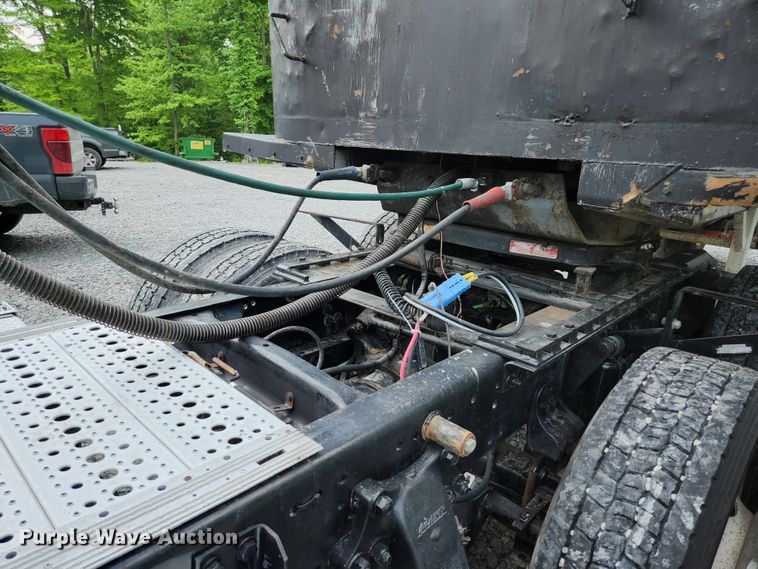 image for item DI1225 2000 Freightliner FLD120  semi truck