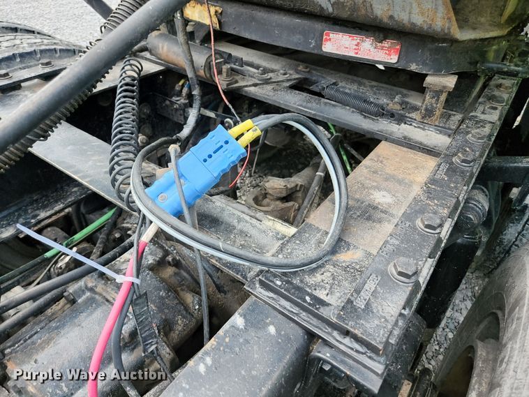 image for item DI1225 2000 Freightliner FLD120  semi truck