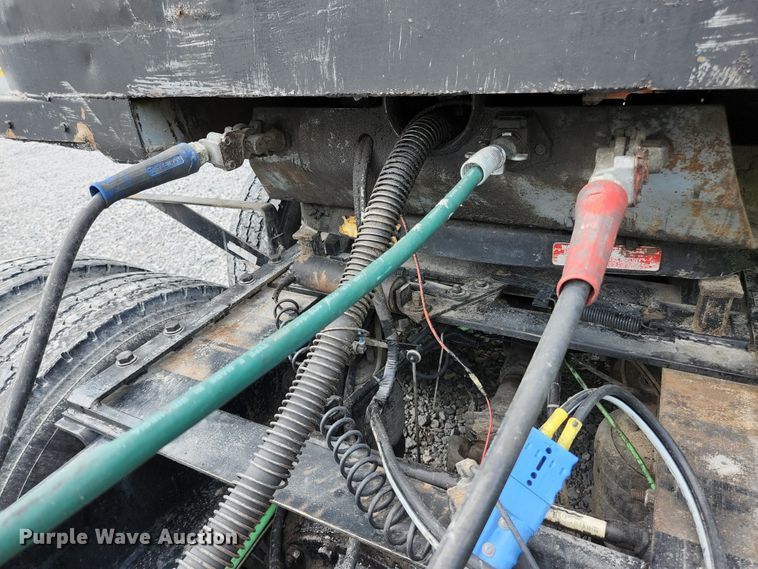 image for item DI1225 2000 Freightliner FLD120  semi truck