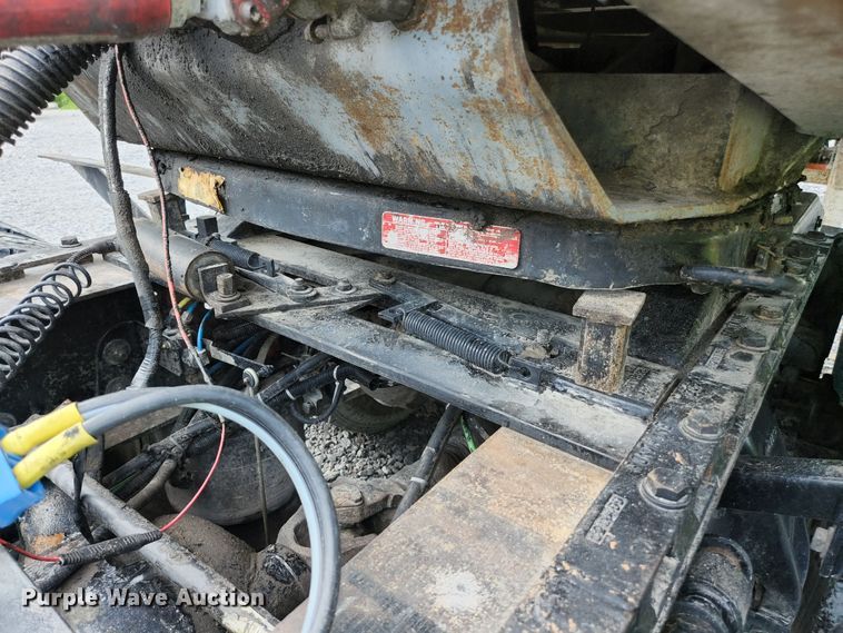 image for item DI1225 2000 Freightliner FLD120  semi truck