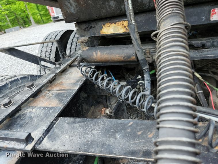 image for item DI1225 2000 Freightliner FLD120  semi truck