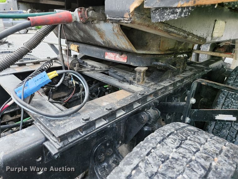 image for item DI1225 2000 Freightliner FLD120  semi truck