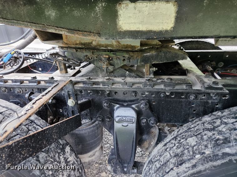 image for item DI1225 2000 Freightliner FLD120  semi truck