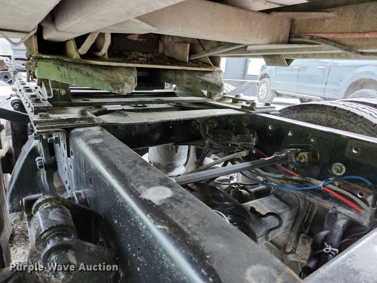 image for item DI1225 2000 Freightliner FLD120  semi truck