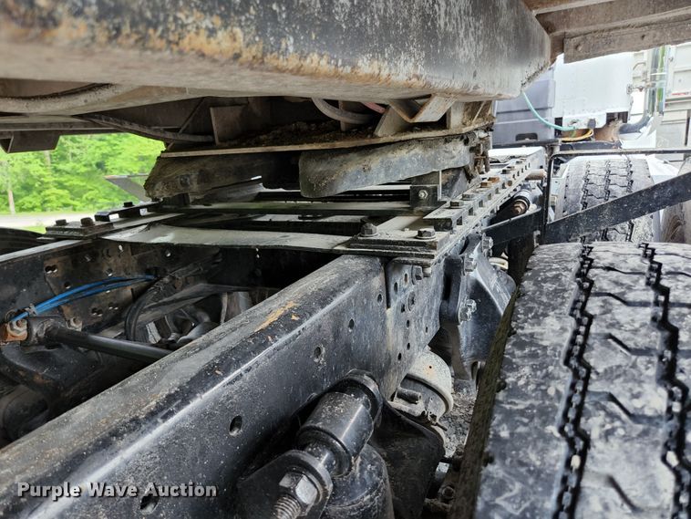 image for item DI1225 2000 Freightliner FLD120  semi truck