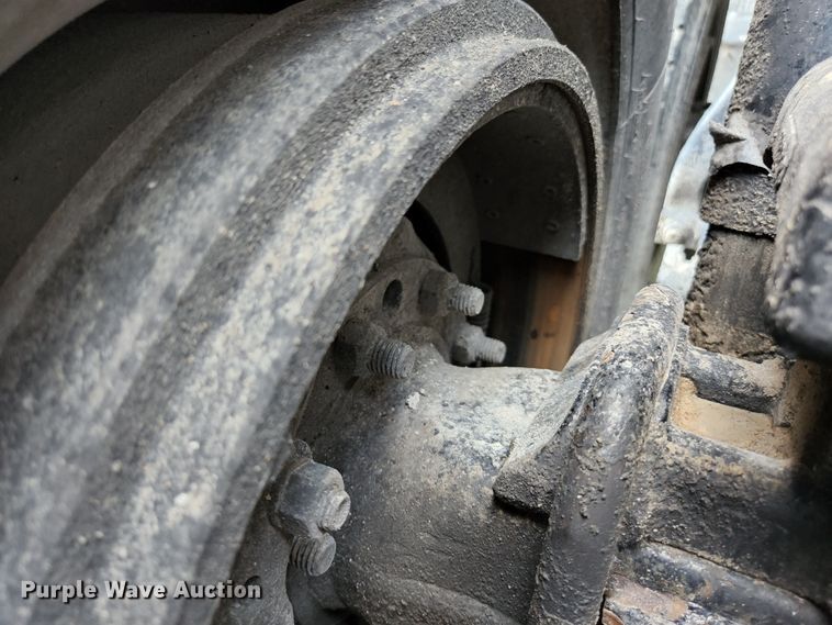 image for item DI1225 2000 Freightliner FLD120  semi truck