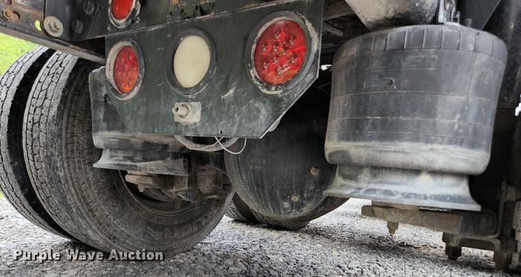 image for item DI1225 2000 Freightliner FLD120  semi truck