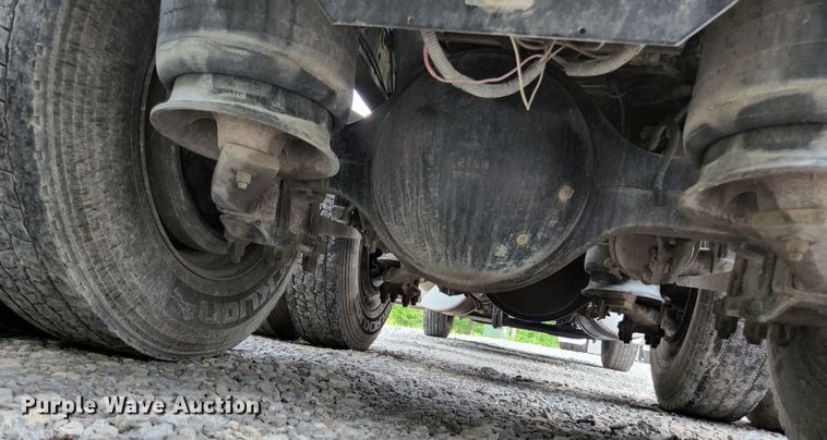 image for item DI1225 2000 Freightliner FLD120  semi truck