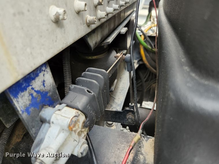 image for item DI1225 2000 Freightliner FLD120  semi truck