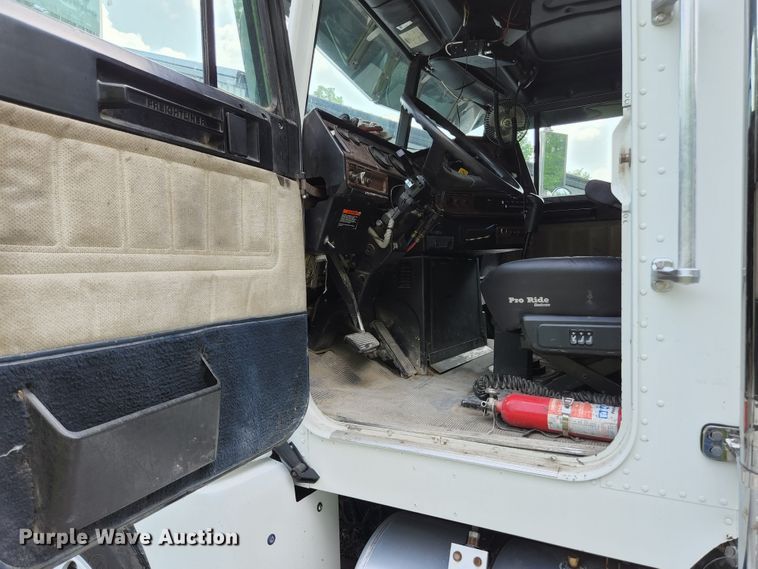 image for item DI1225 2000 Freightliner FLD120  semi truck