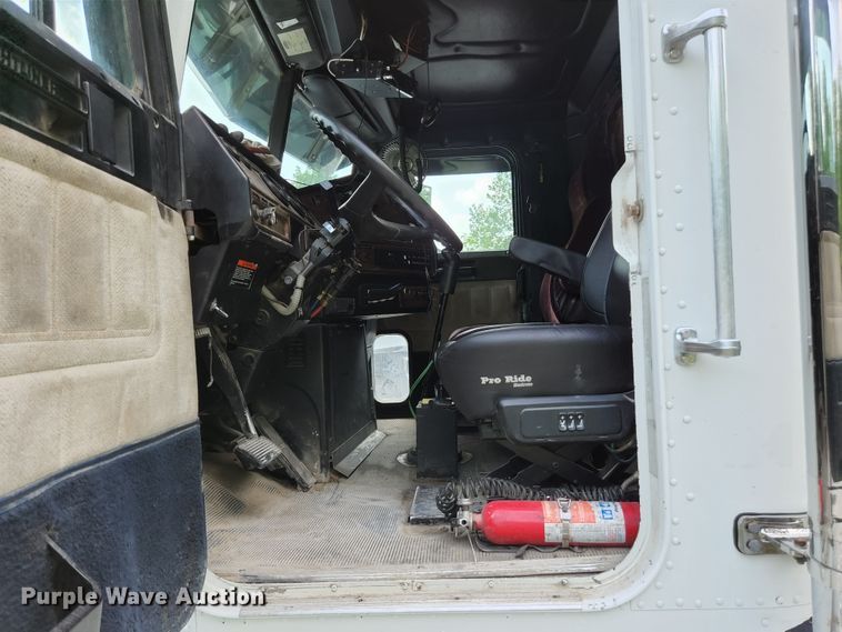 image for item DI1225 2000 Freightliner FLD120  semi truck