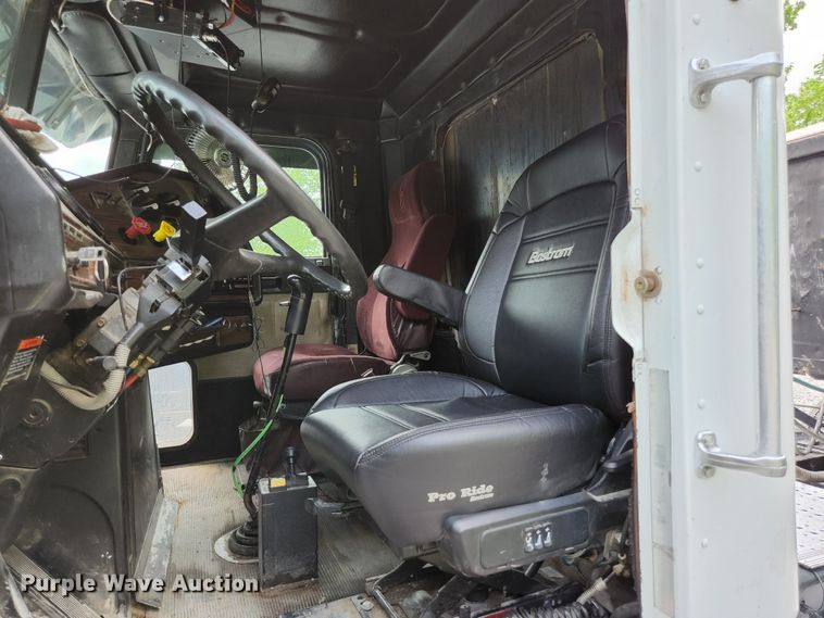 image for item DI1225 2000 Freightliner FLD120  semi truck