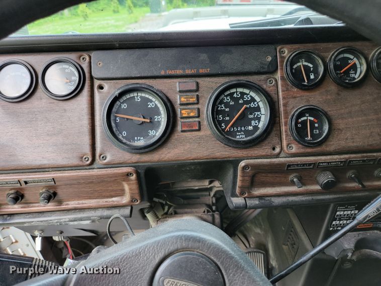 image for item DI1225 2000 Freightliner FLD120  semi truck