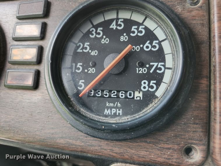 image for item DI1225 2000 Freightliner FLD120  semi truck