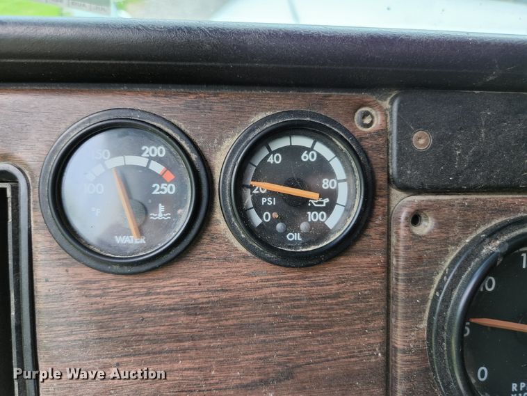 image for item DI1225 2000 Freightliner FLD120  semi truck