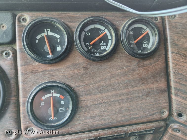 image for item DI1225 2000 Freightliner FLD120  semi truck