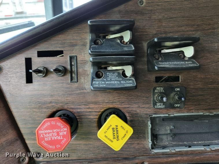 image for item DI1225 2000 Freightliner FLD120  semi truck