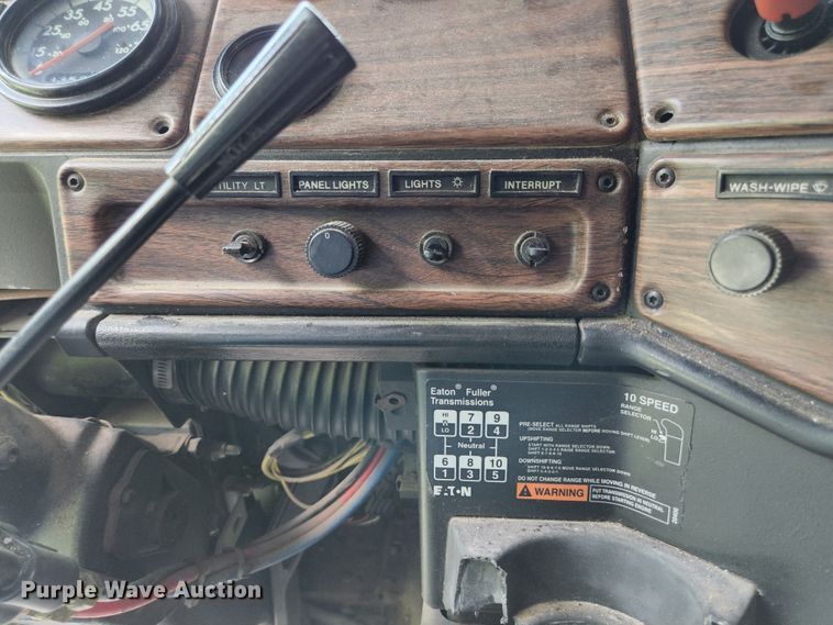 image for item DI1225 2000 Freightliner FLD120  semi truck