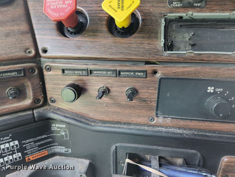 image for item DI1225 2000 Freightliner FLD120  semi truck