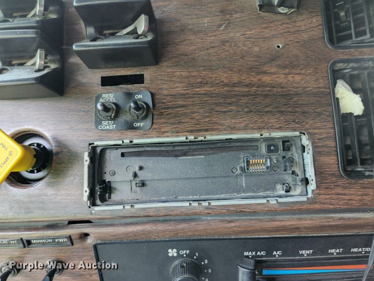 image for item DI1225 2000 Freightliner FLD120  semi truck