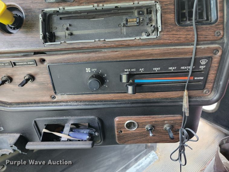 image for item DI1225 2000 Freightliner FLD120  semi truck