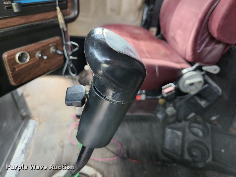 image for item DI1225 2000 Freightliner FLD120  semi truck