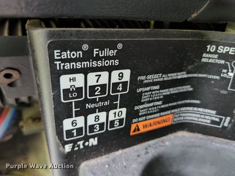 image for item DI1225 2000 Freightliner FLD120  semi truck