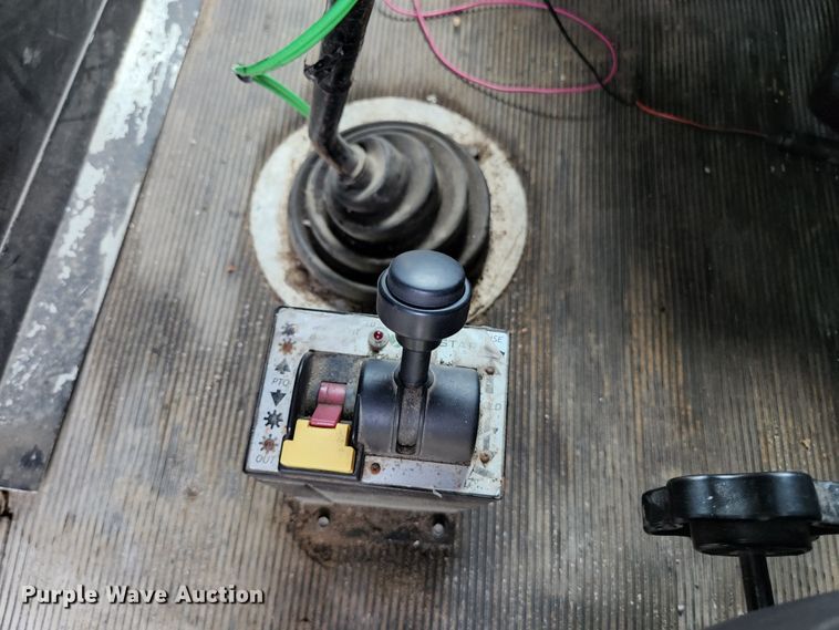 image for item DI1225 2000 Freightliner FLD120  semi truck