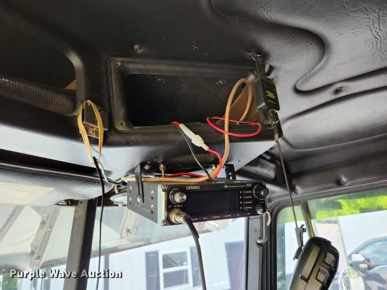 image for item DI1225 2000 Freightliner FLD120  semi truck