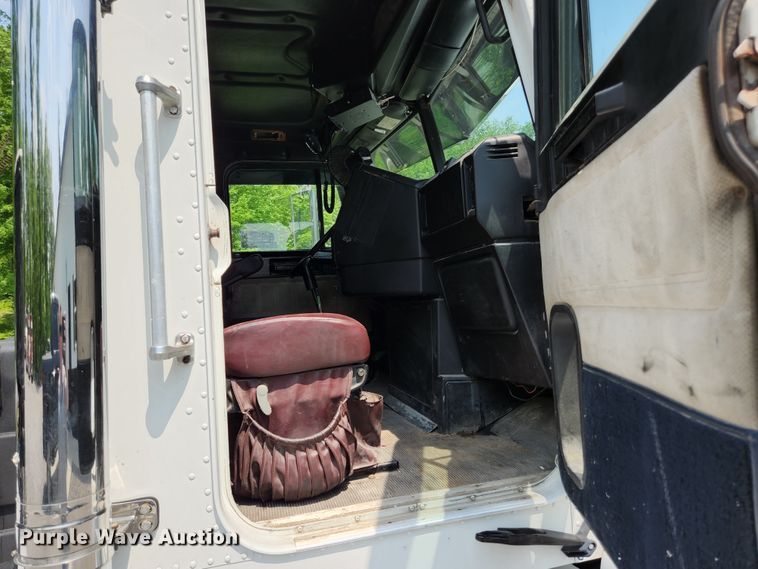 image for item DI1225 2000 Freightliner FLD120  semi truck