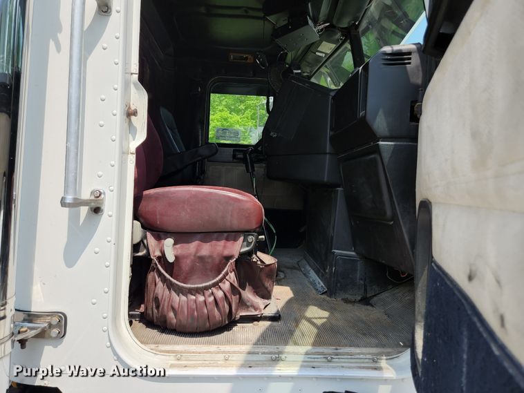 image for item DI1225 2000 Freightliner FLD120  semi truck