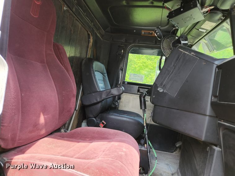 image for item DI1225 2000 Freightliner FLD120  semi truck