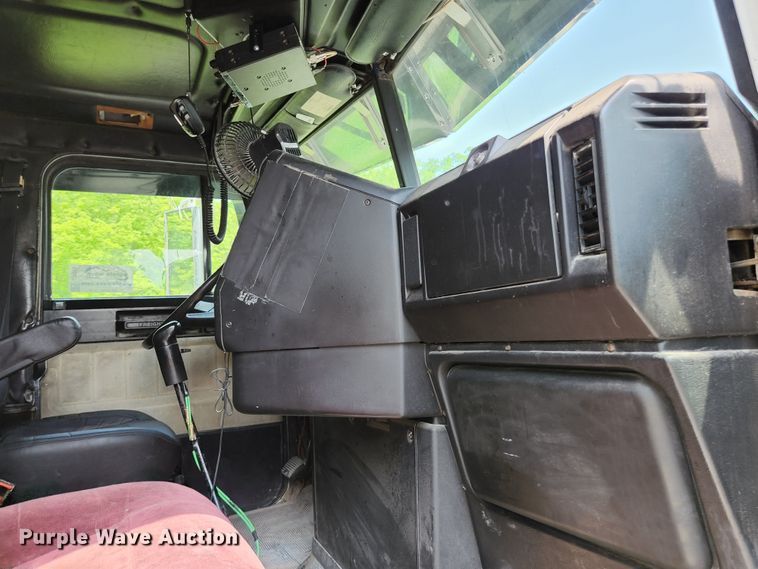 image for item DI1225 2000 Freightliner FLD120  semi truck