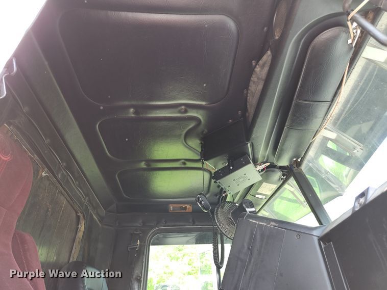 image for item DI1225 2000 Freightliner FLD120  semi truck