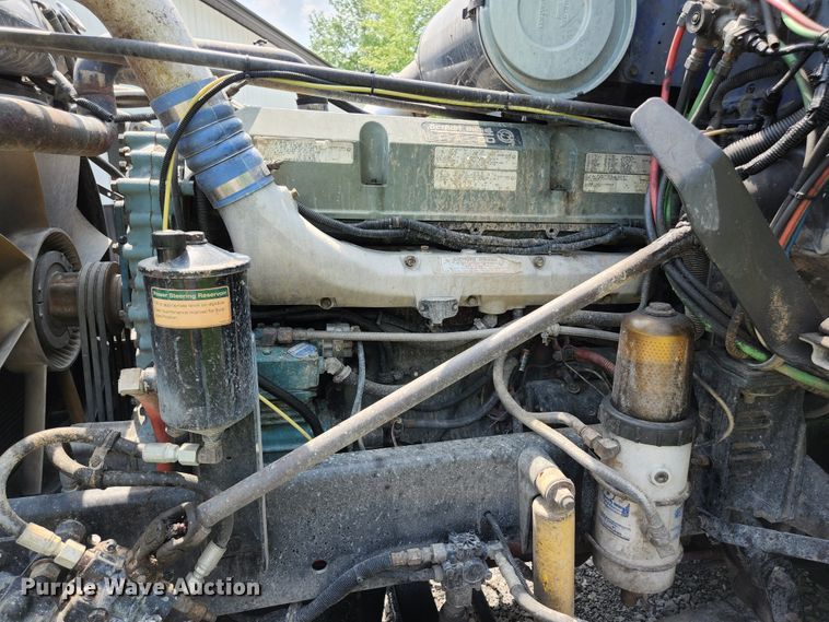 image for item DI1225 2000 Freightliner FLD120  semi truck