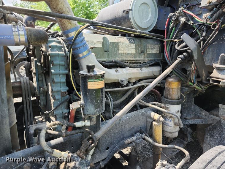 image for item DI1225 2000 Freightliner FLD120  semi truck