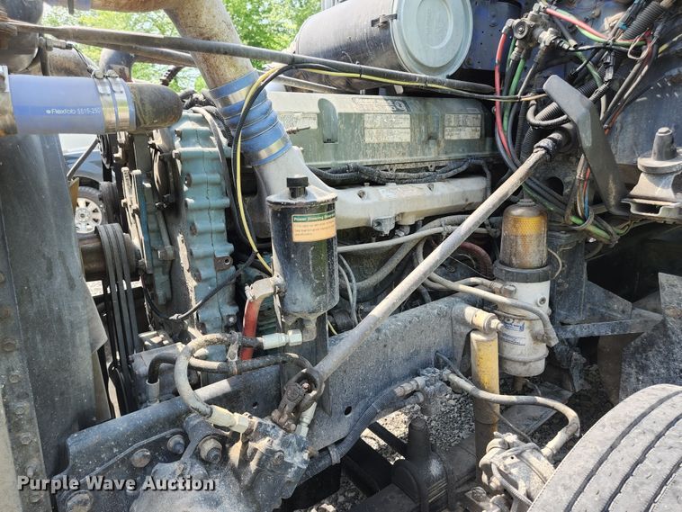 image for item DI1225 2000 Freightliner FLD120  semi truck