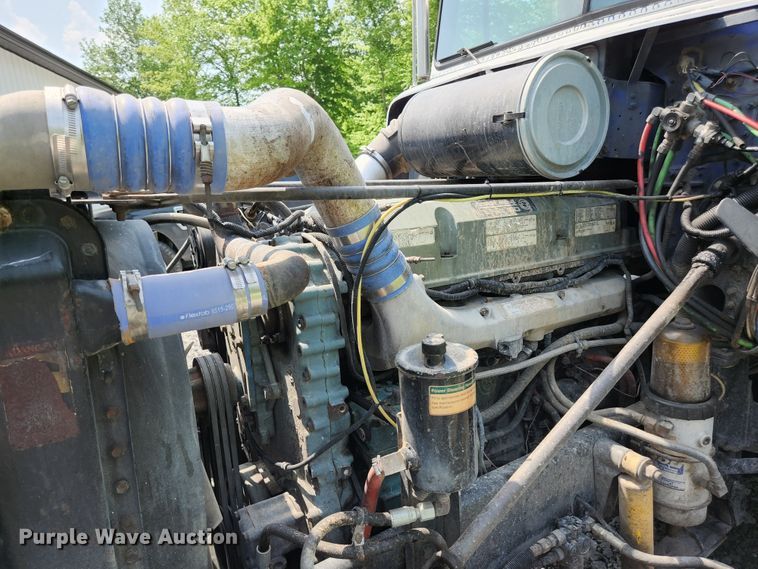 image for item DI1225 2000 Freightliner FLD120  semi truck