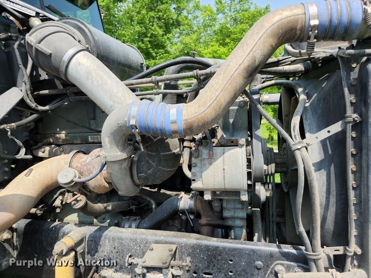 image for item DI1225 2000 Freightliner FLD120  semi truck