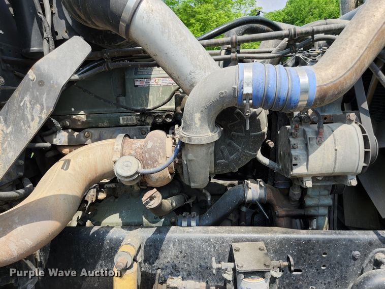 image for item DI1225 2000 Freightliner FLD120  semi truck