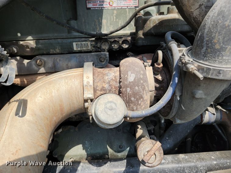 image for item DI1225 2000 Freightliner FLD120  semi truck