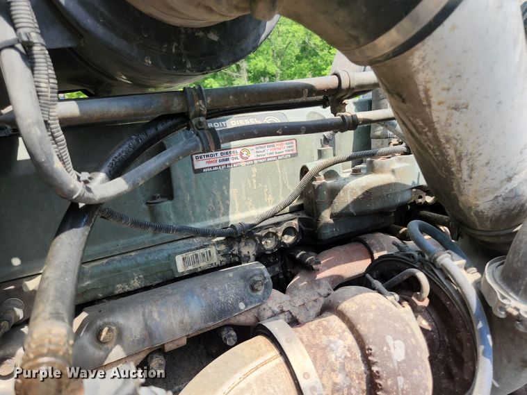 image for item DI1225 2000 Freightliner FLD120  semi truck