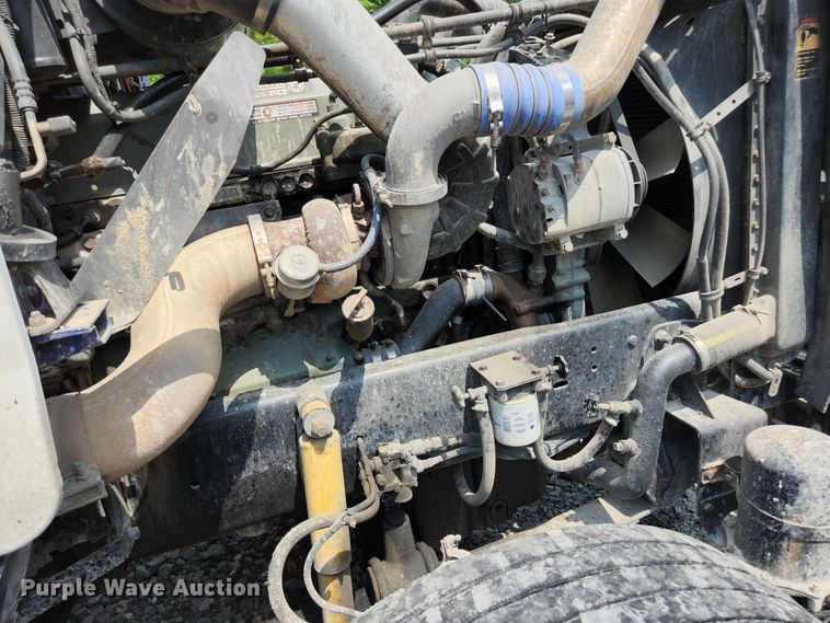 image for item DI1225 2000 Freightliner FLD120  semi truck