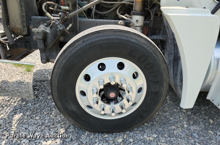 image for item DI1225 2000 Freightliner FLD120  semi truck